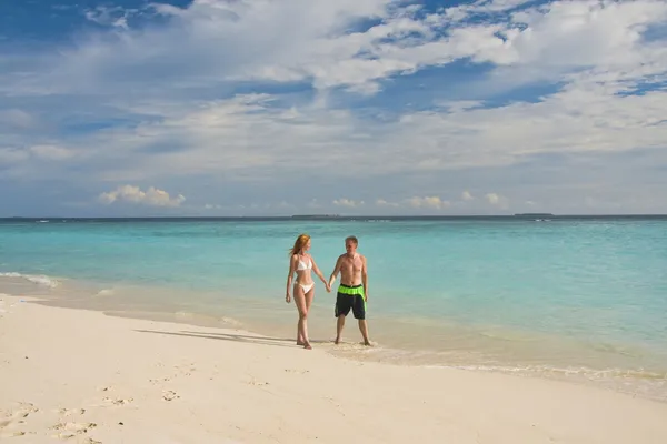 해변에가 서 아름 다운 여자와 남자 — 스톡 사진