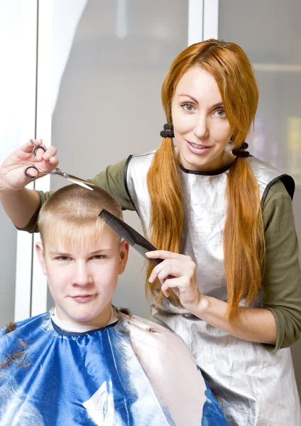 Pretty kobieta fryzjer obcina klienta — Zdjęcie stockowe