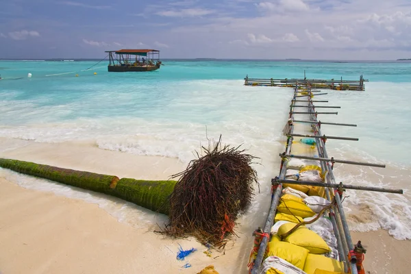 Fortalecimento da costa em uma das Maldivas — Fotografia de Stock