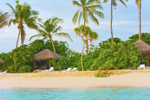 Küstenlinie der Hotel-Insel auf den Malediven — Stockfoto