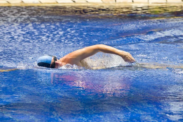 体育在游泳池中游泳的人 — 图库照片