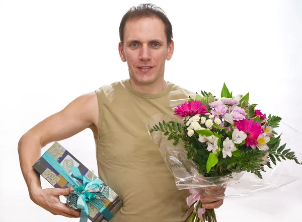 Mężczyzna z bukietem i pudełkiem prezentów — Zdjęcie stockowe