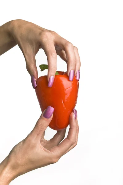 Vrouwelijke hand houdt een paprika — Stockfoto