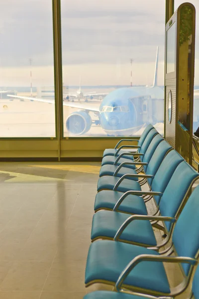 Airport. Waiting room and plane — Stock Photo, Image