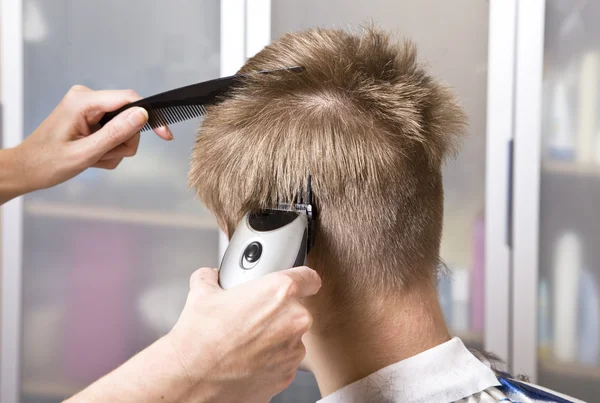 Hairdresser cuts client — Stock Photo, Image