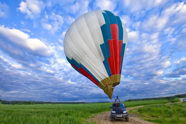 Bulutlu gökyüzü arka plan üzerinde balon — Stok fotoğraf