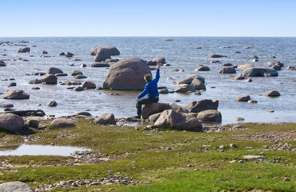Junge wirft Steine aufs Meer — Stockfoto
