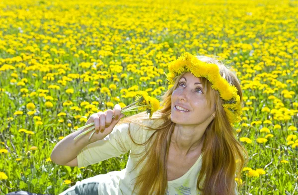 Dandelio の花輪で若い女性 — ストック写真