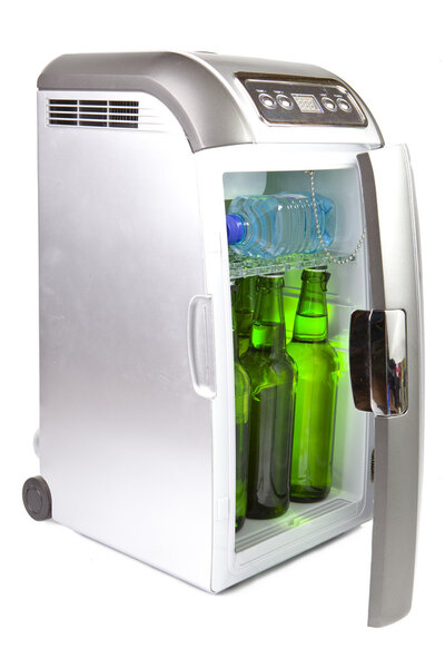 Путешествующий автомобильный холодильник с б
