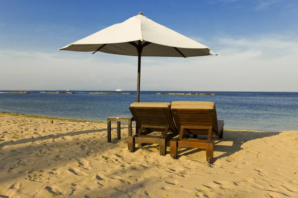 Stranden och parasoll — Stockfoto