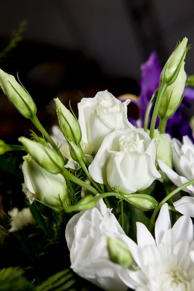 Bukiet białych, róż i tęczówki — Zdjęcie stockowe