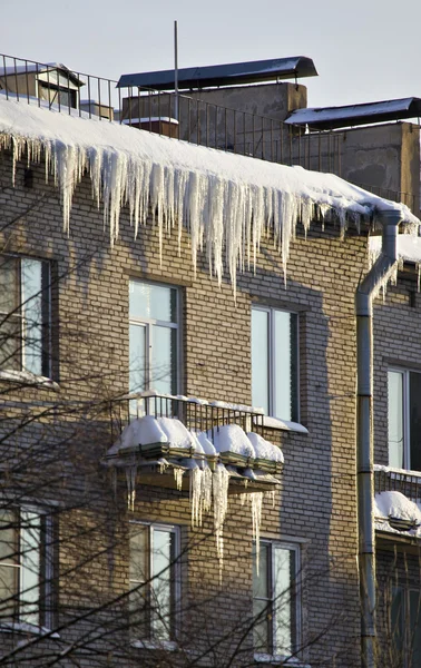 Τεράστια icicles που κρέμονται από την οροφή — Φωτογραφία Αρχείου