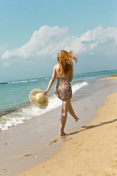 Zierliche Frau geht auf Küste des Ozeans — Stockfoto