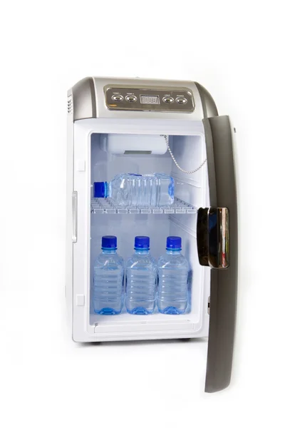 Путешествующий автомобильный холодильник — стоковое фото