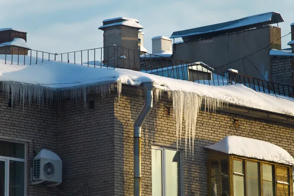 Enormi ghiaccioli pendono dal tetto — Foto Stock