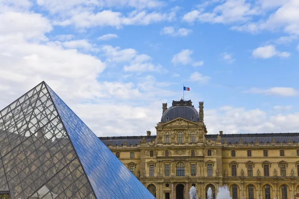 Louvre Müzesi ve piramit — Stok fotoğraf