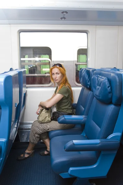 Interior de um trem de passageiros com mulher — Fotografia de Stock