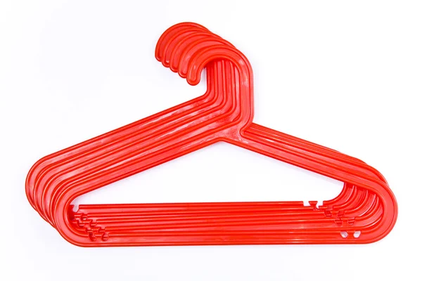 Röd plast galgar — Stockfoto