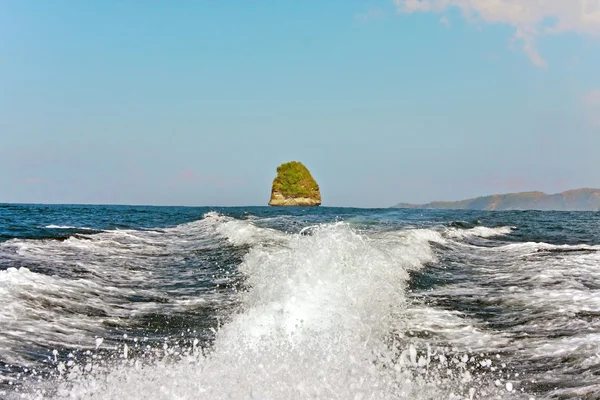 Rochers dans l'océan, Indonésie — Photo