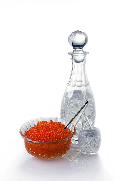 Caviar vermelho e vodka russa — Fotografia de Stock