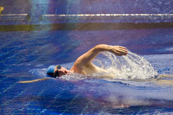 El joven nadador deportivo en la piscina —  Fotos de Stock