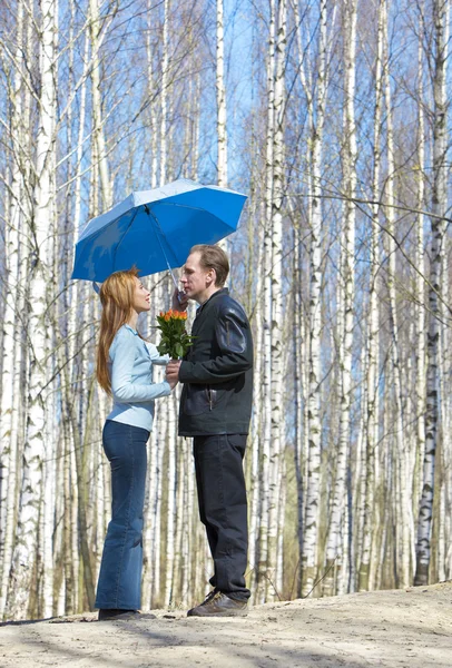 Mann schenkt Mädchen Blumenstrauß — Stockfoto