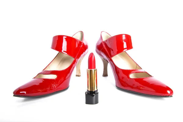 Schoenen op een hoge hak en lippenstift — Stockfoto