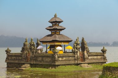 Tapınak ulun danu göl beratan, bali üzerinde