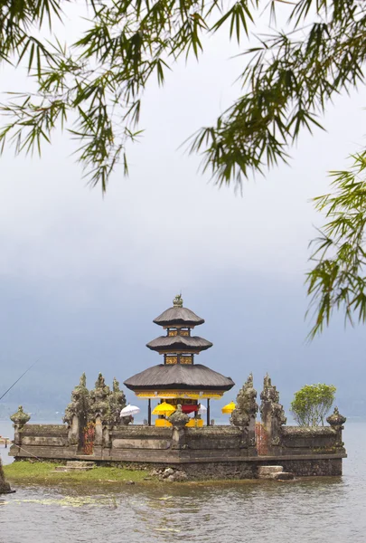 Храм на озере Бератан, Бали, Индонезия — стоковое фото