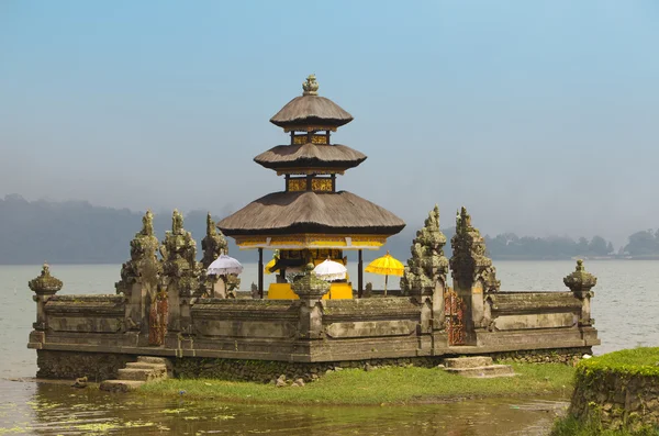 Храм Улунь-Дану на озере Бератан, Бали — стоковое фото