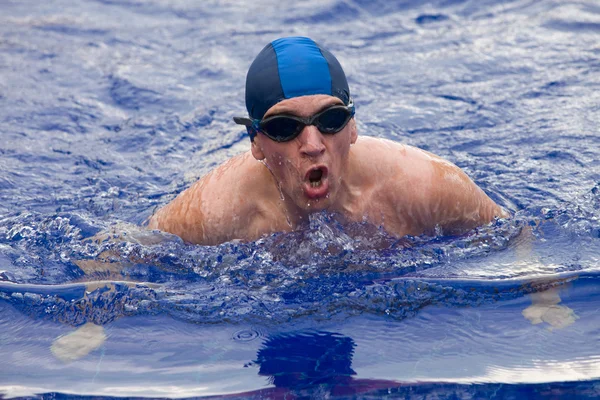 Den unga sportsimmaren i poolen — Stockfoto