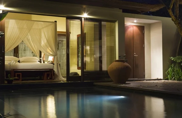 Villa avec éclairage nocturne et piscine — Photo
