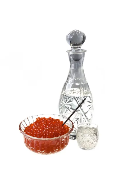 Wodka und Kapazität mit rotem Kaviar — Stockfoto