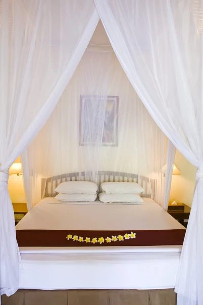 Cama bajo cortinas de cama — Foto de Stock