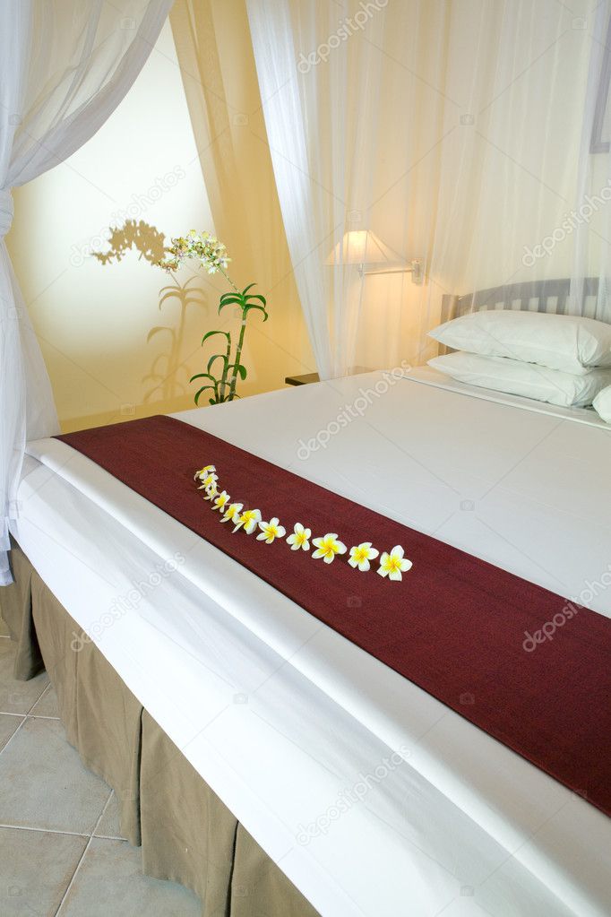 brede bedding onder bed gordijnen — Stockfoto © KKulikov #2642793 brede bedding onder bed gordijnen — Stockfoto © KKulikov #2642793