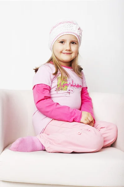 Chica joven agradable en rosa sobre fondo claro —  Fotos de Stock