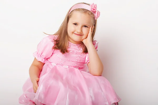 Miła młoda dziewczyna w różowym na jasnym tle — Zdjęcie stockowe