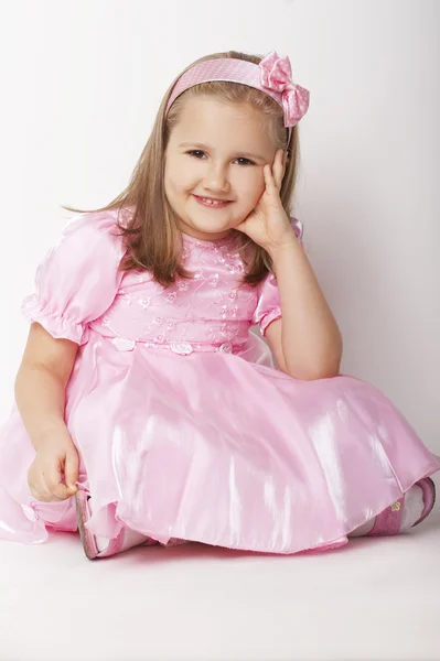 Menina agradável em rosa no fundo de luz — Fotografia de Stock