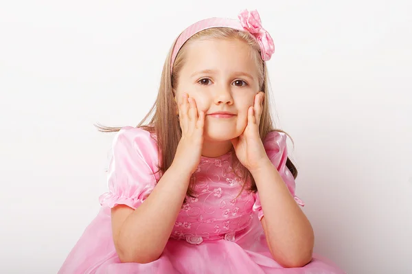 Красива молода дівчина в рожевому кольорі на світлому фоні — стокове фото