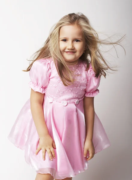 Menina agradável em rosa no fundo de luz — Fotografia de Stock