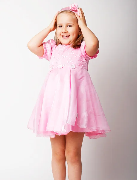 Chica joven agradable en rosa sobre fondo claro — Foto de Stock