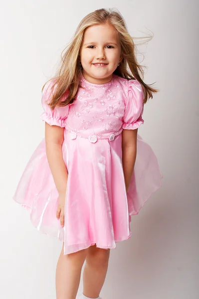 Chica joven agradable en rosa sobre fondo claro —  Fotos de Stock
