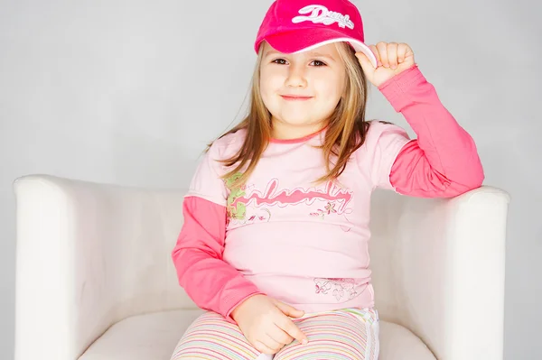 Szép fiatal lány, Pink-ra könnyű háttér — Stock Fotó