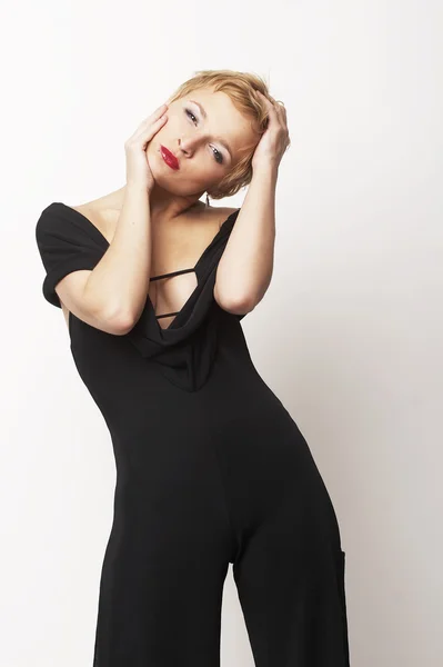 Szexi szőke lány áll a fekete ruha — Stock Fotó