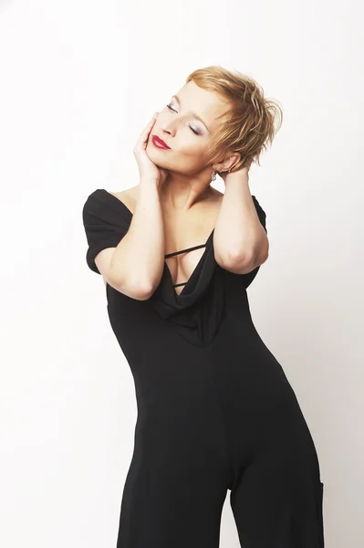 Sexig blond tjej står i svart klänning — Stockfoto