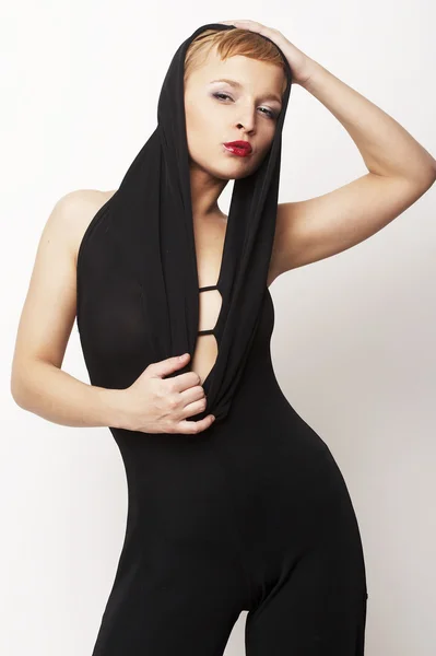 黒のドレスに立っているセクシーなブロンドの女の子 — ストック写真