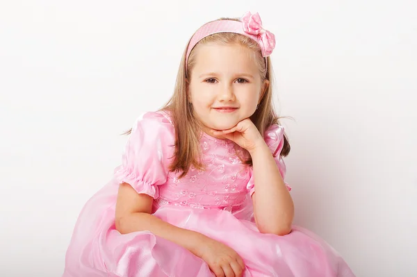 在明亮的背景上粉红色的漂亮年轻女孩 图库照片