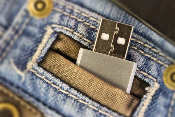 USB w dżinsy pocked — Zdjęcie stockowe