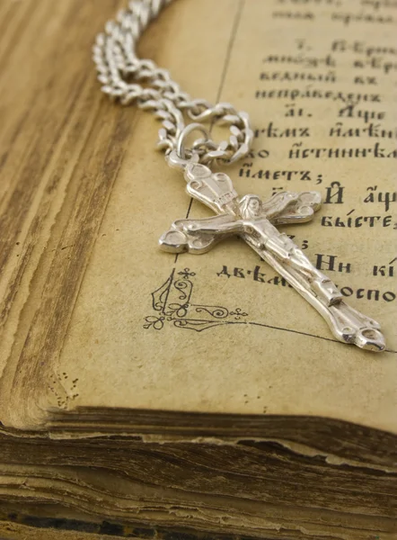 Stock image Old bible and silver cross