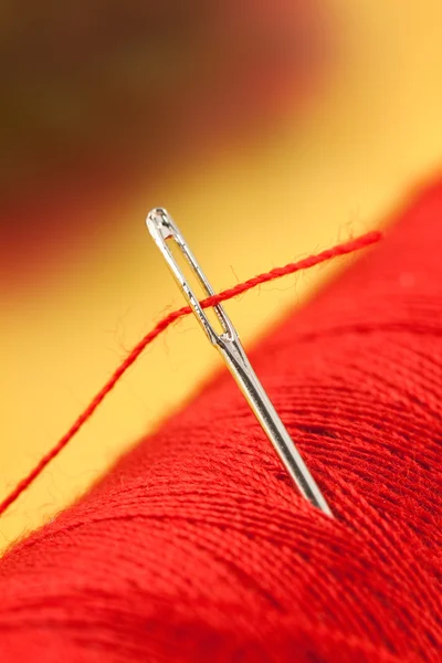 Needle and red thread — Stock Photo, Image